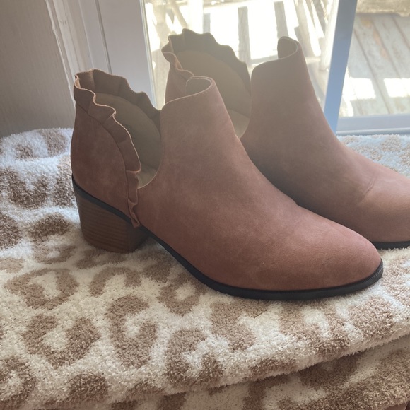 Ruffled peachy boots - Picture 2 of 4